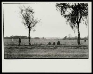 Landschaft mit einer Frau einen Weg entlanglaufend, vermutlich sächsische Oberlausitz