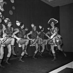 Karneval: Hotel Oldesloer Hof, Saal: Prunksitzung: Veranstalter Oldesloer Männerchor von 1844, Oldesloer Singakademie von 1946: Bühne: Mädchengarde und Tanzmariechen Ursula Vüllers bei Tanz "CanCan", 16. Februar 1969