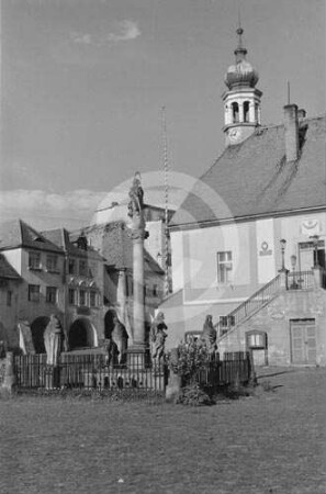 Mariensäule vor dem Rathaus in Liebenthal