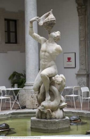 Triton in sein Horn blasend