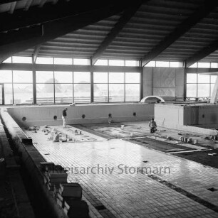 Sporteinrichtungen: Hallenbad "Freizeitbad Reinbek": Hermann-Körner-Straße: Innenausbau: hinten zwei Arbeiter beim Kacheln eines Schwimmbeckens: hinten Glasfront
