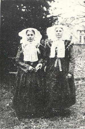 Kirchgangstracht im Sommer aus Nochten : Kleidung - Truhentracht. Ort: Wochozy / Nochten. Zwei Mädchen in der Kirchgangstracht im Sommer. Die Tracht verschwand um 1900.