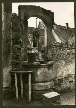 Haus 116, Ziehbrunnen, Galgenbrunnen, Sandstein, 18. Jh. (1741)