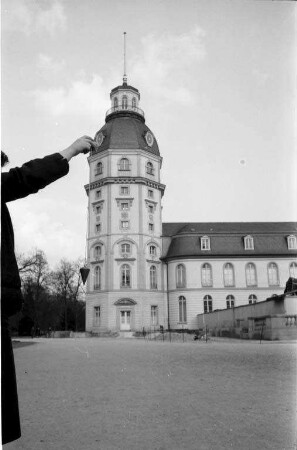 Aprilscherz der "Badischen Neuesten Nachrichten": Senkung des Karlsruher Schloßturms.