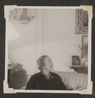 Gerty von Hofmannsthal auf Sofa sitzend im Profil