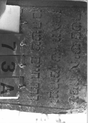 Grabstein 73 (Index: 100008877) Maße HxBxT: 80x45x8 cm Besonderheit: kulturhistorisch wertvoll / hist.-wiss. Gründe (Gemeindestellung): Grabstein 73A