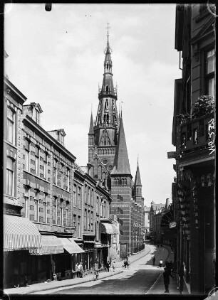 Niederlande. Straßenansicht mit Kirche