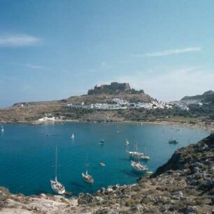 Lindos (Rhodos). Johanniter-Kastron, Badebucht, Ort und Johanniter-Kastron