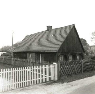 Daubitz (Rietschen-Daubitz), Dorfstraße 25. Blockhaus (1870). Straßenansicht von Nordost