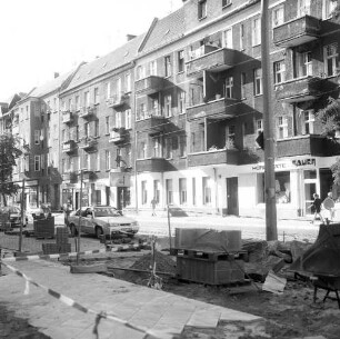 Berlin-Schöneweide, Schnellerstraße 105/106/107. Wohnhäuser mit Laden (nach 1995 saniert). Straßenansicht von Südwesten