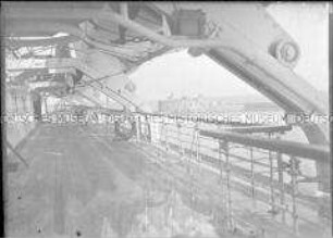 Blick vom Deck des Hochseepassagierdampfers "Bremen" auf die Hafenausfahrt von Cherbourg