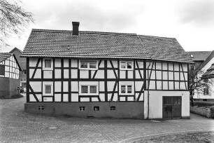 Wohnhaus (Wohnhaus mit Scheunenanbau, Fachwerk); Hatzfeld, Bahnhofstraße 8