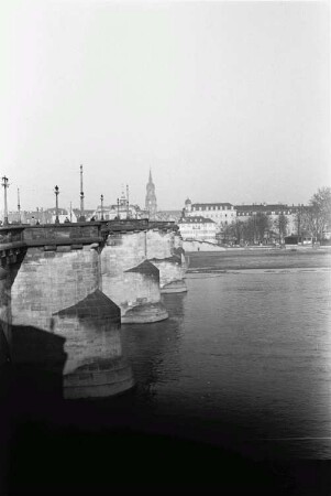 Dresden. Blick von der Brühlschen Terrasse über die Augustusbrücke zur Neustadt