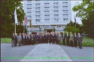 Teilnehmer des Workshops "Nuclear Fuel Cycle System" vor dem Queens-Hotel in Karlsruhe