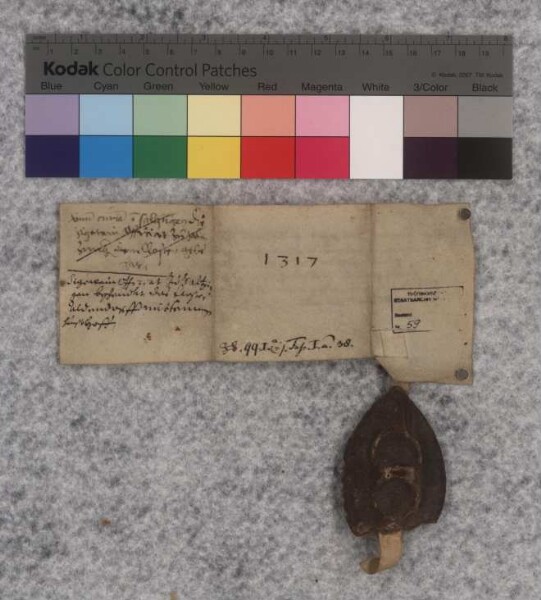 Heinrich Abt von Fulda (Fulden.) bekundet, daß Sigewin, Amtmann zu Salzungen (Salczungen), den von ihm dort bewohnten Hof mit allen Rechten an Äbtissin und Konvent des Klosters Allendorf (Alden-) geschenkt hat. Dies ist mit Zustimmung des Abtes geschehen; er überträgt daher den Hof an das Kloster und siegelt.
