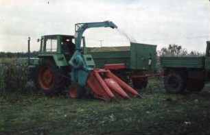 Fotografie: Erntetechnik, Silomais, Maishäcksler angebaut, Rückfahreinrichtung, Parallelverfahren