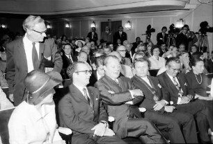 22. Tagung 1972 Mediziner; Eröffnung, Sitzreihen: 1. Reihe: Frau Steurer, H. Keßler, Willy Brandt, Oberbürgermeister Steurer, Ph. Held, [Frau Held ?], dahinter stehend: Sir Hans A. Krebs
