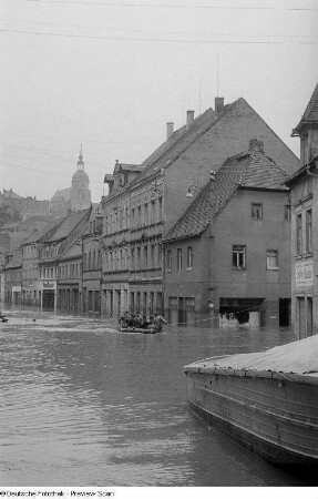 Blick in eine überschwemmte Straße