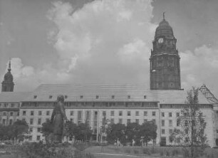 Dresden. Rathaus, im Vordergrund Skulptur der Trümmerfrau von W. Reinhold auf der Freifläche am nordöstlichen Ende der Prager Straße