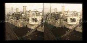 Amerikanisches Kriegsschiff am Kai im Hafen von Boltimore