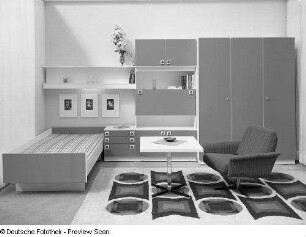 Anbauwand : Jugendzimmermöbel (1972; Möbelkombinat Zeulenroda-Triebes (ZEUTRIE)). Ansicht mit Bett, Anbauwand und Couchtisch mit Sessel