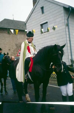 Pfarrer auf Pferd bei Georgsritt