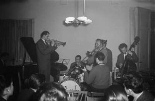Dresdner Tanzsinfoniker unter Leitung von Günter Hörig während einer Tanzveranstaltung im Schillergarten Dresden.