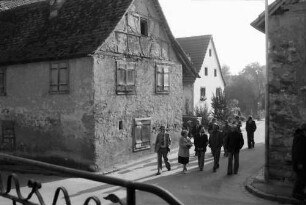 Blansingen: verputzter Fachwerkbau, mit Gruppen