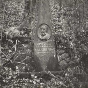 Gedenkstein mit Portraitmedaillon für Doktor Julius Putzar