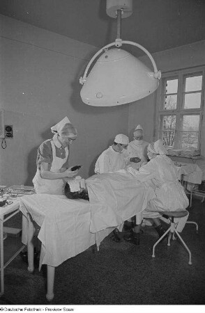 Ein Arzt und drei Krankenschwestern bei einer Operation im Dr.-Georg-Sacke-Heim