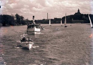 Potsdam: Motorboote und Dampfer, nachkommend