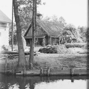 Blick auf ein mit Strohgedecktes Blockhaus. : Wid na ze słomu pokrytu kładźitu chěžu.