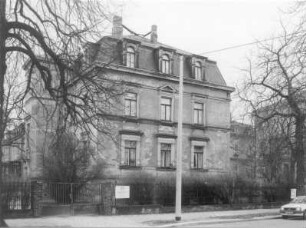 Dresden-Neustadt, Jägerstraße 6. Wohnhaus (1866). Straßenansicht mit Einfriedung