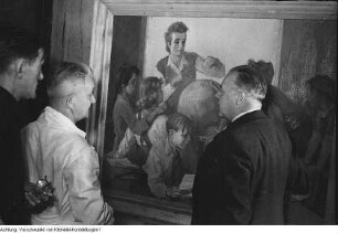 Rammenau, Schloss. 1. Sozialistische Künstlerbrigade Rammenau. Begutachtung von Arbeiten für die 3. Deutsche Kunstausstellung Dresden, Frühjahr 1953, u.a. durch Herbert Gute, 1952/53