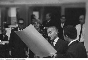 Verleihen einer Auszeichnung, 1968/69