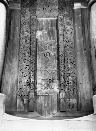 Portal mit Schnitzwerk