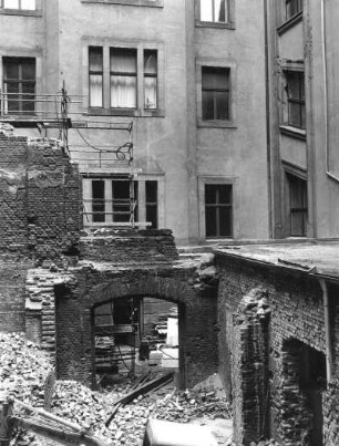 Dresden-Altstadt, Schloßplatz 1. Ständehaus. Abbruch von Einbauten im großen Innenhof. Blick vom Ostflügel auf abzubrechende Ziegelmauer und Ziegelschuttberg