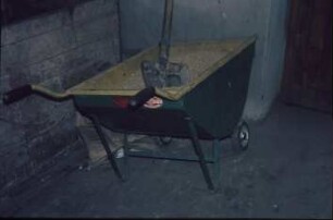 Fotografie: Fütterungstechnik, Futtervorlage, Kraftfutter, Futterwagen, Handarbeit, Handgerät