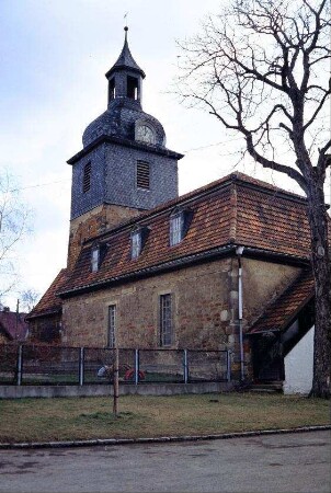 Kirche mit Turm; Mansarddach auf dem Langhaus