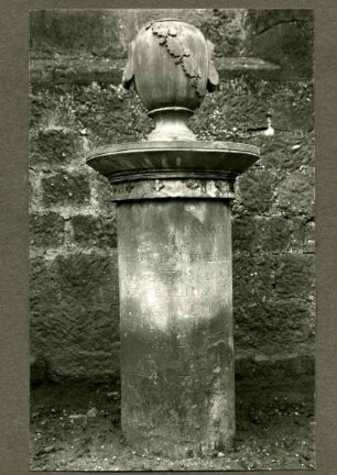Grabsäule mit Vase und Eichenlaub