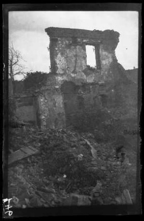 Le Nouvion (=Le Nouvion-en-Thiérache (?), Dep. Somme, Frankreich): Mauerrest einer Gebäuderuine