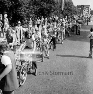 Schützen- und Volksfest: Veranstalter Heimatring und Ahrensburger Schützengilde: Umzug: Kindergruppe auf Fahrrädern, 26. August 1973