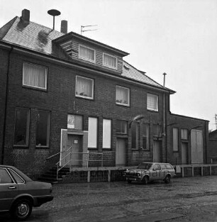 Meiereigebäude: Bargfelder Straße: Außenansicht: davor Pkw an ehemaliger Laderampe: links Pkw