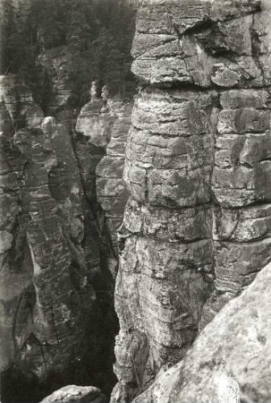 Sächsische Schweiz, Rathener Gebiet. Höllenhund. Seilschaft Ehrhardt Renger bei der 2. Begehung der Südostwand (VIIa [VIIIa]) unter dem 1. Ring (mit Doppelseil)