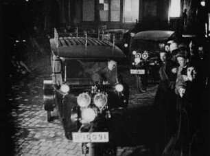 Szene aus dem Dokumentarfilm "Der Spiegel der Welt. Die moderne Tageszeitung. Bilder aus dem Betriebe des 'Dresdner Anzeigers'" ?