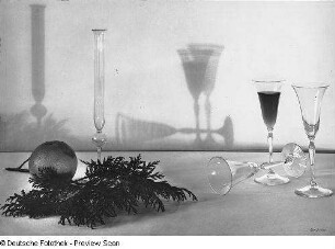Weinglas : Stilleben mit Glasflötenvase, Apfelsine, Lebensbaumzweigen und Weingläsern