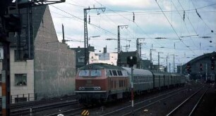 Köln Hbf. Lok 215 049 Eilzug Bnb-Wagen B4yg-Wagen