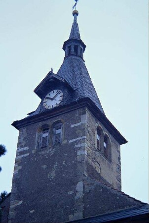 Kirche: Dachreiter mit Turmuhr