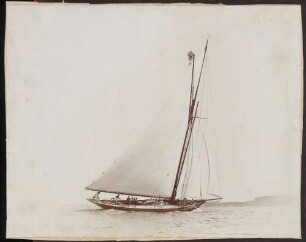 Segelschiff bei Regatta.