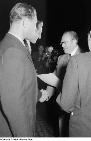 Otto Grotewohl bei der Übergabe eines Dokumentes